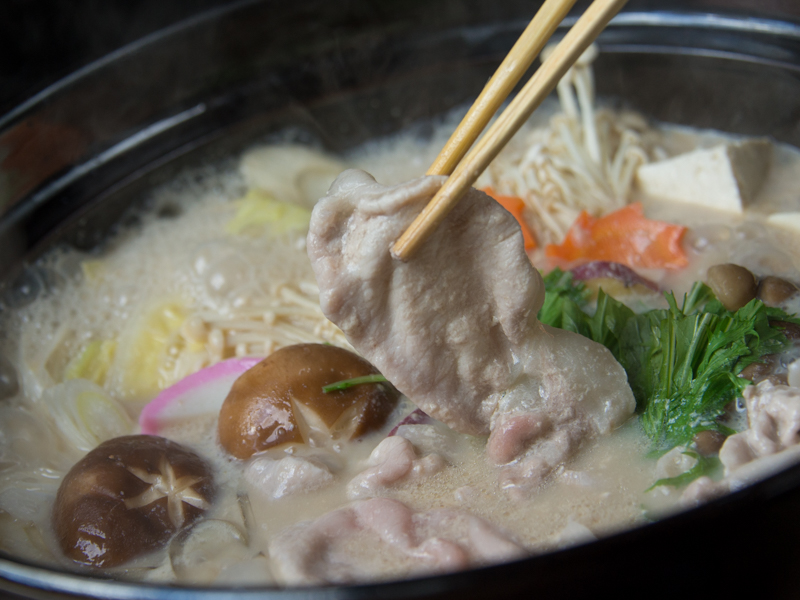脂肪分少なめでさっぱりクセのない神戸ポークをビタミン豊富な豆乳鍋で。