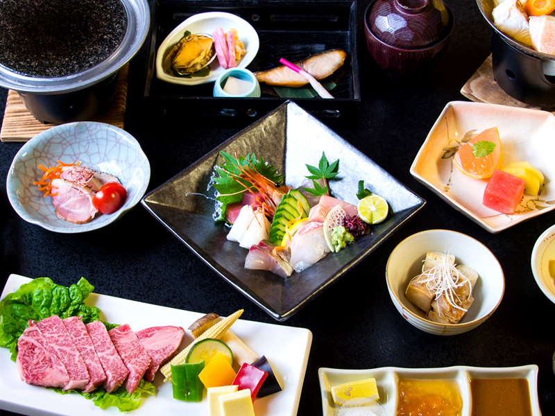 お造り7点盛りと神戸牛ステーキ付き会席料理。お魚好きにはおすすめです！