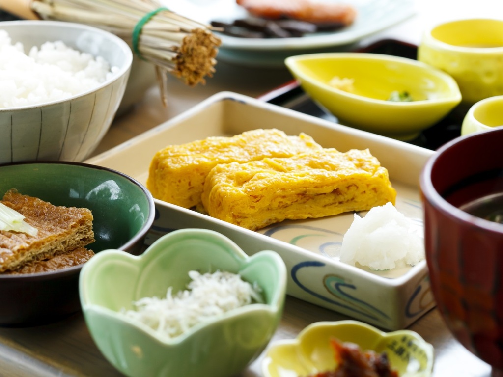 【朝食】8種類以上の小鉢が並ぶ、バランスの取れた和朝食膳。