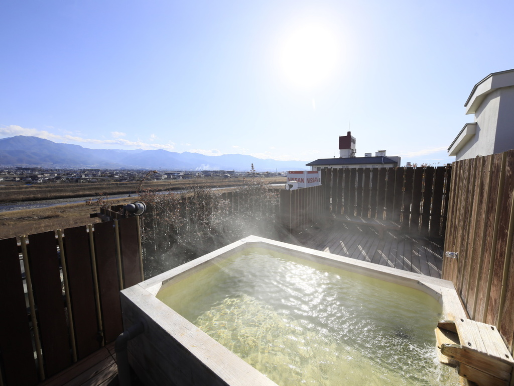 【貸切露天風呂／天空の湯】天気が良い比は富士山方面や南アルプスを望めます。
