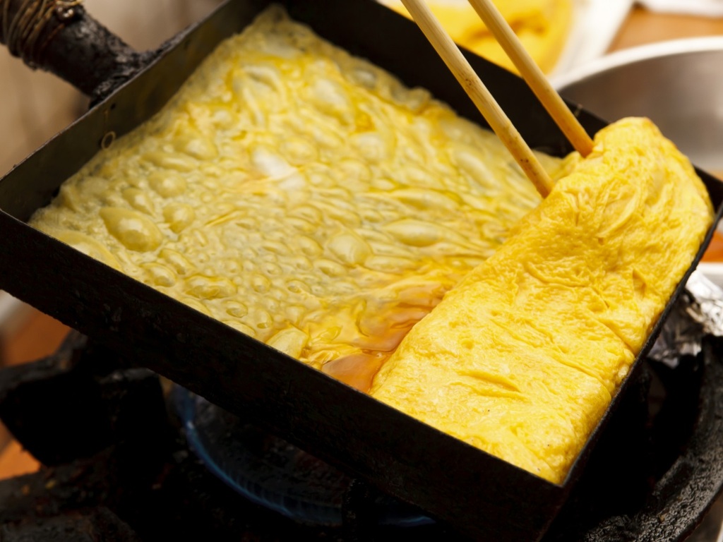 【ご朝食】焼き立てをご提供する「特製厚焼き玉子」は一度食べたらリピートしたくなる人気の一品。