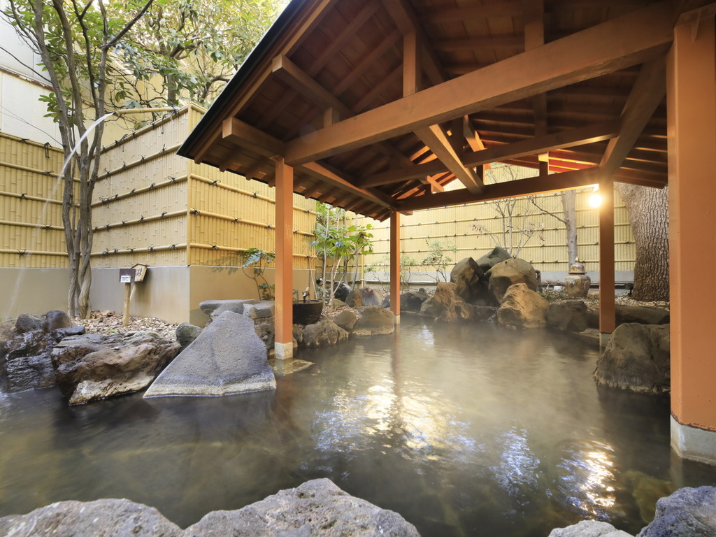 【露天風呂／オーロラの湯】天然温泉100％の名湯を開放的な露天風呂で満喫。