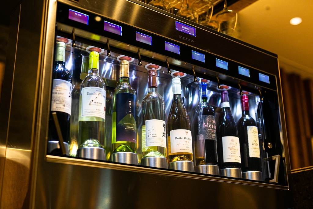 ホテルセレクトの山梨県産ワインをが楽しめるワインサーバー（有料）