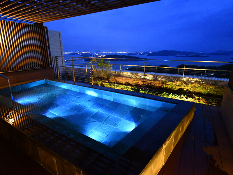 ★3階・露天風呂★<br>海抜120メートルから瀬戸内海の多島美を眺めてごゆっくり。<br>※宿泊者無料※
