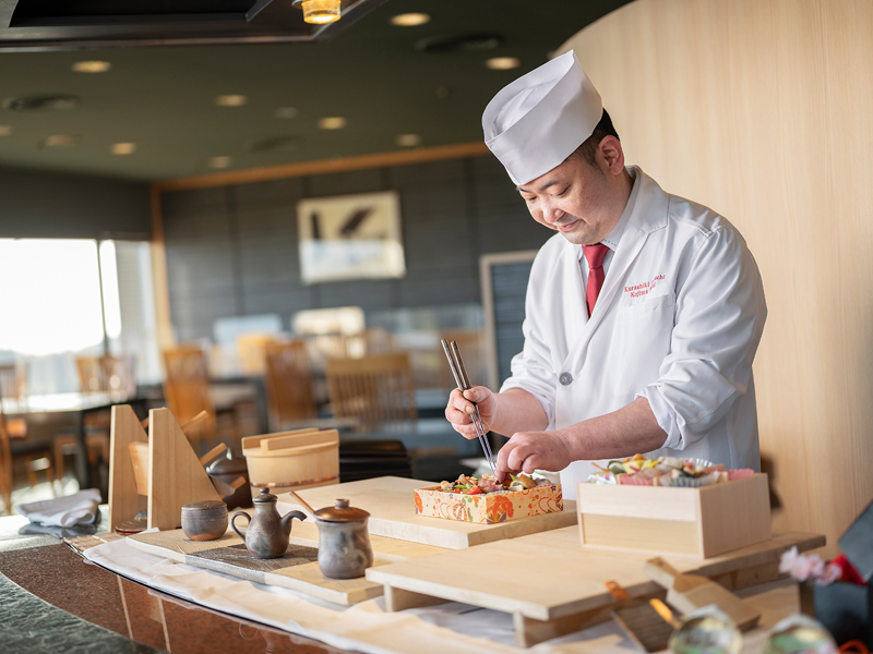 京都の老舗料亭で修業を積み、京料理の神髄を学んだ<br>和食料理長・木下の目にも鮮やかな料理をお楽しみ下さい。