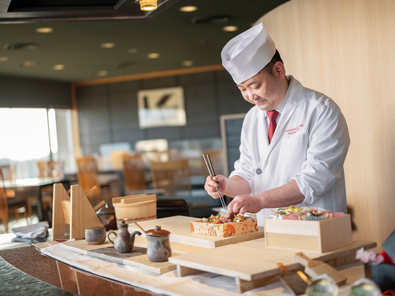 京都の老舗料亭で修業を積み京料理の神髄を学んだ、<br>岐備料理長・木下の料理をお楽しください。