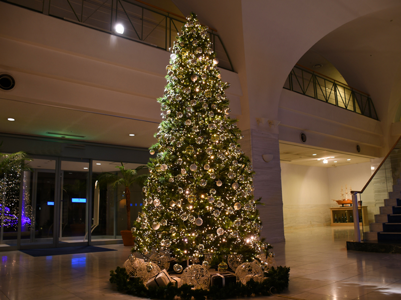 ★ロビー中央にクリスマスツリー★<br>クリスマスは海辺のリゾート・ホテルリマーニで<br>ぜひお過ごしください♪