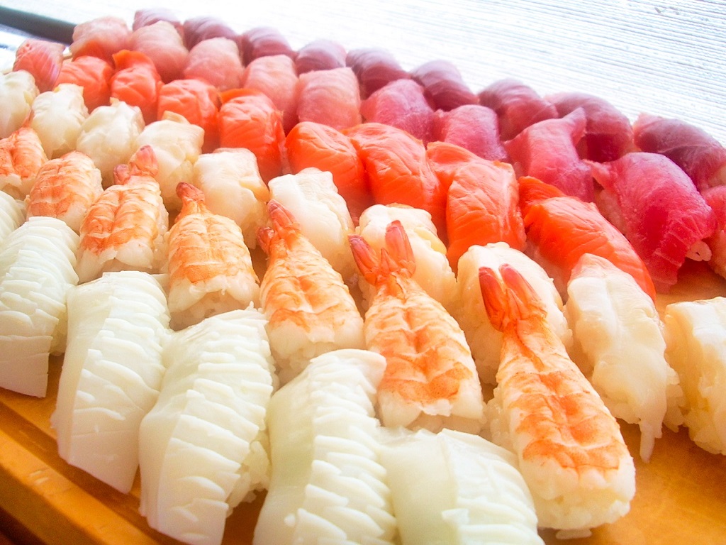 熟練の職人が目の前でお寿司を握り、料理を通じて特別なひとときをお届け致します。