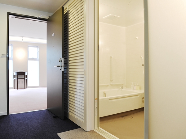 【あがり館】ユニバーサルツイン 安全面に配慮した全面フラット設計の洋室（バルコニー付）バスルームイメージ