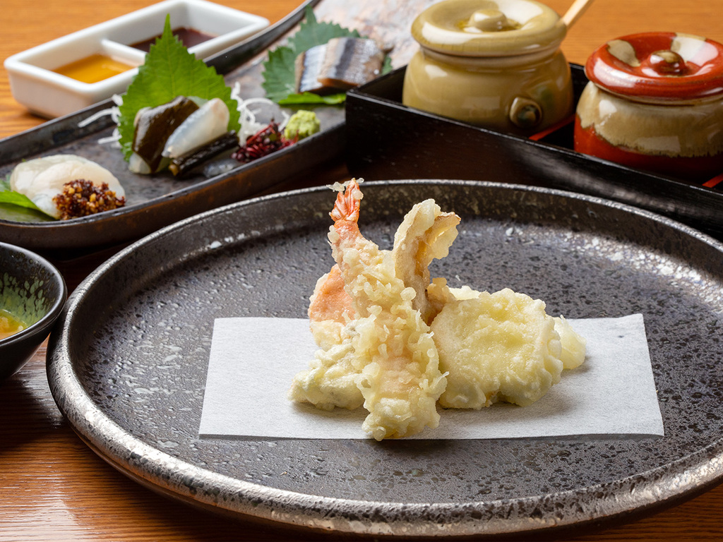 【桜房一例】実演調理が人気の天ぷら。素材の旨みをそのまま閉じ込めます。