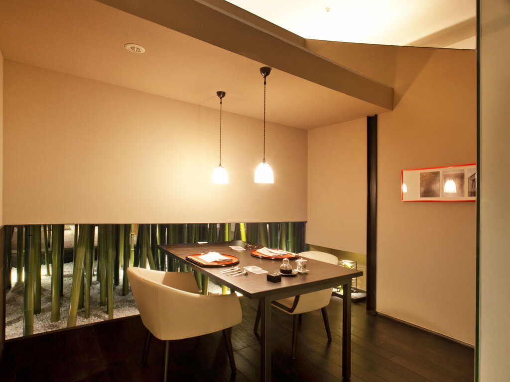 【食事処CHIKURIN】サイドの竹とかわいらしいライトが印象的な半個室。
