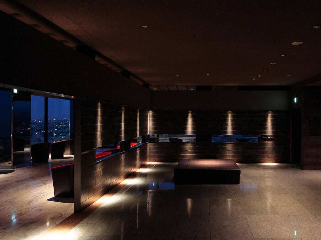【SKY SALON BOUKYOU】大浴場の入り口横にある寛ぎの空間。函館の夜景を一望。大浴場横のサロン。