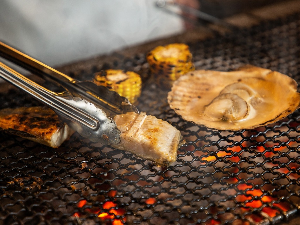 【青函市場・夕食一例】じっくり炙ったホタテやホッケ。アツアツをどうぞ。※漁の関係上変更の場合有