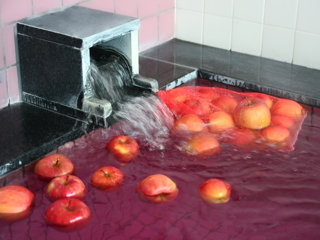 トゴールの湯では週替わりの湯をお楽しみいただけます。※画像はりんごの湯です