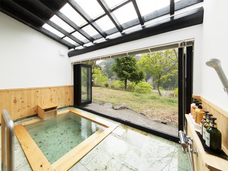 *和室二間／客室専用の半露天風呂で景色と温泉を堪能