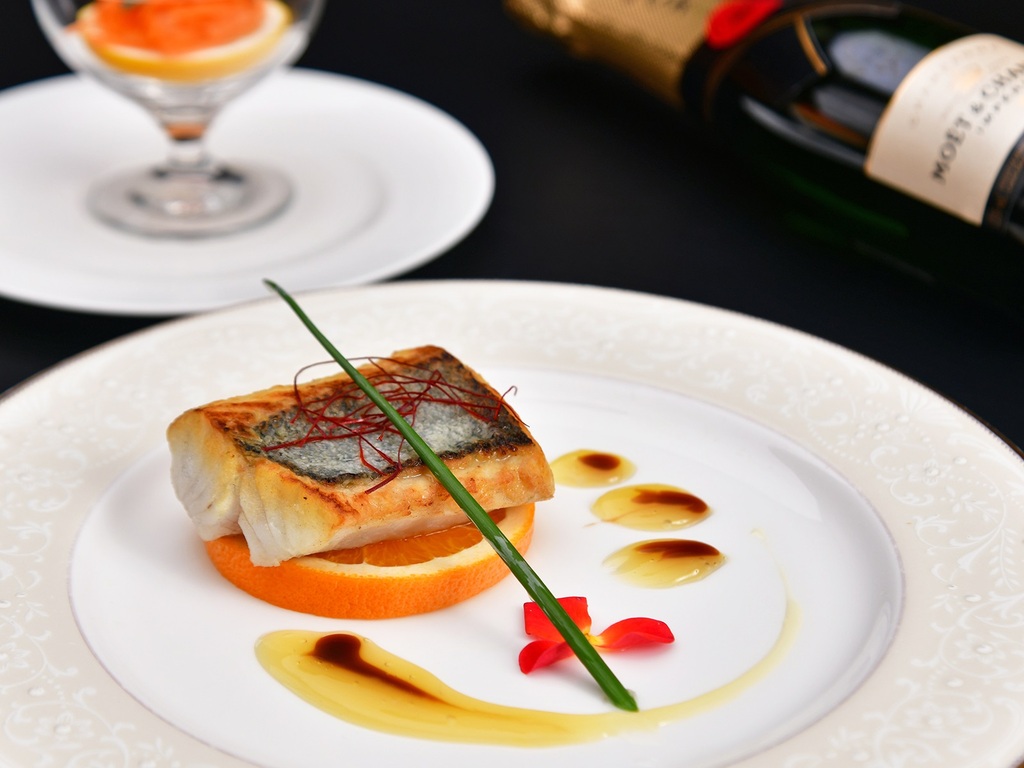 ◆姉妹館アルメリアで夕食「お箸で食べる洋食コース 魚料理は写真映えも」お食事処
