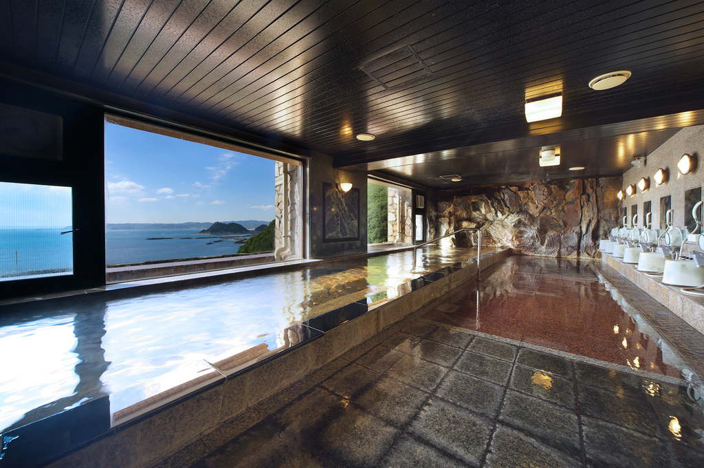 タワー館6階　展望大浴場・太平洋を一望できます。季節によっては夕日も見れる。