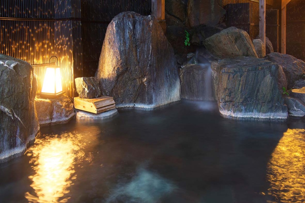 夜の露天岩風呂は幻想的です。是非お入り下さい。
