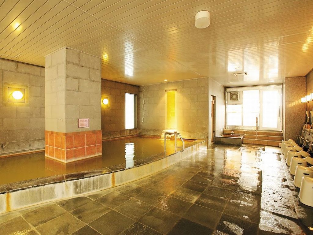 【大浴場】温泉はナトリウム・マグネシウムなどを含み疲労回復や筋肉痛に効果を発揮します！