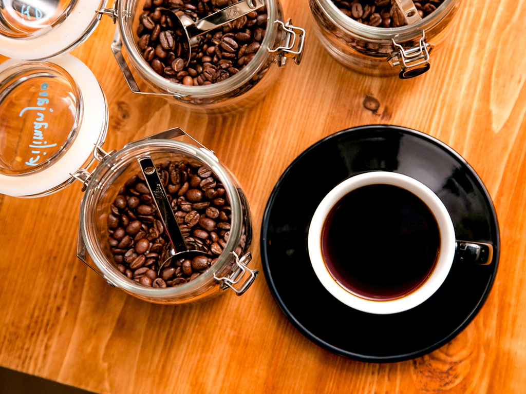 ・【カフェ＆バー】豆から挽いた香り高いコーヒーをどうぞ