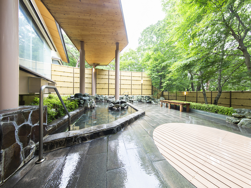自然に囲まれた那須温泉の露天風呂