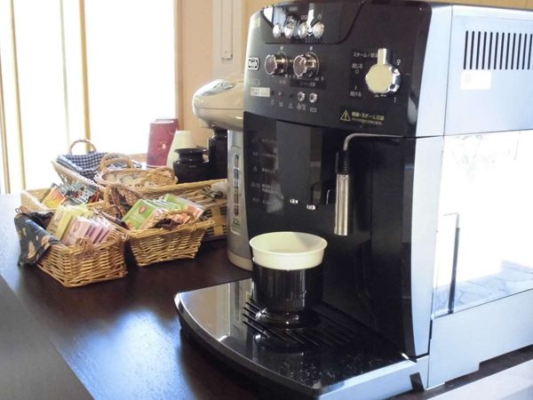 宿泊者専用のラウンジには、豆から挽きたてのコーヒーをご自由に。