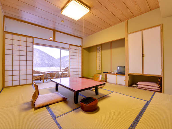 和室10畳（客室一例）美しい然別湖の景観を眺めながら、贅沢な時をお過ごし下さい。