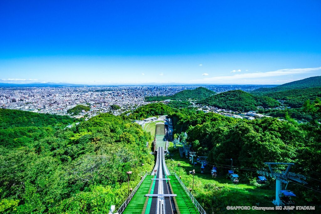大倉山ジャンプ台から札幌の街並みを一望できます。