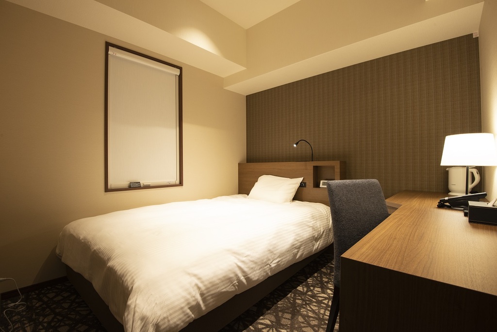 スタンダードシングル広さ14,7〜15,3�u・全室シモンズ製ベッド・ベッド幅1400mm・全室Wi-Fi完備