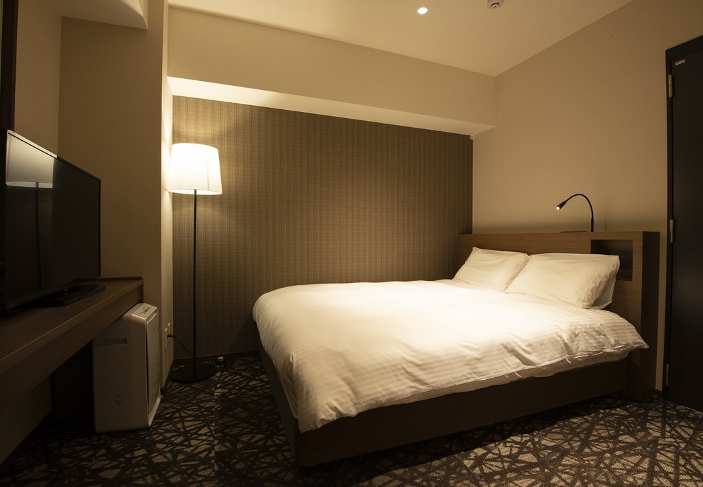 スタンダードダブル広さ14,7〜15,3�u・全室シモンズ製ベッド・ベッド幅1500mm・全室Wi-Fi完備