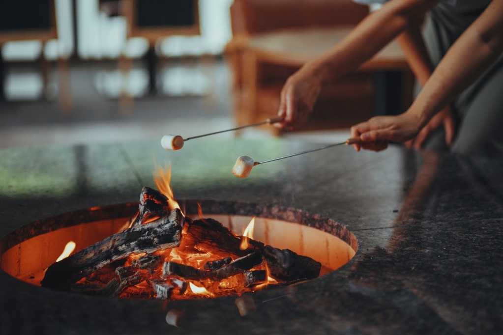 森の暖炉のマシュマロ焼き