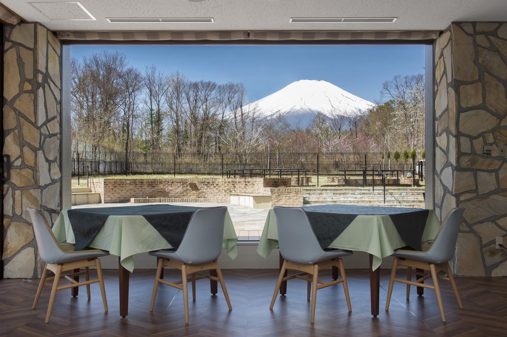 レストラン『Raisin D’or』　晴天時には富士山の眺望をお食事とともにお楽しみいただけます。