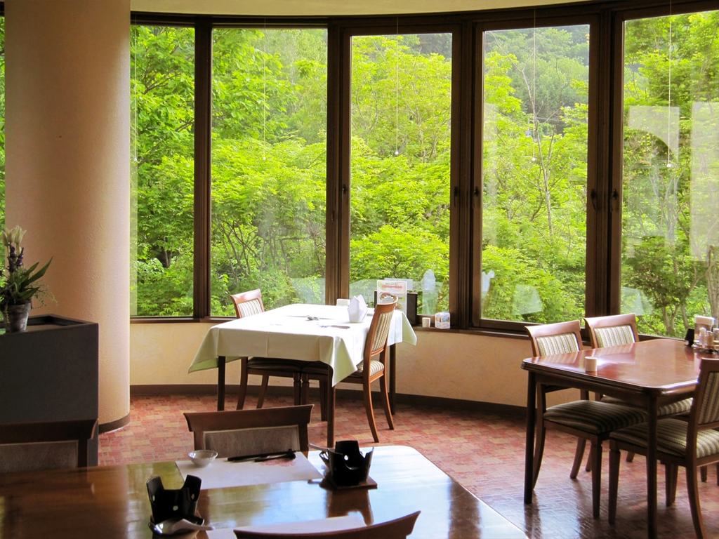 【レストラン】窓からは錦仙峡が一面に広がります。