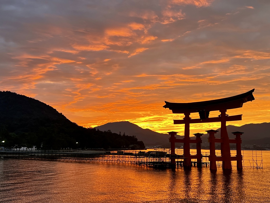 《令和の大改修》日本三景宮島の夕焼けと大鳥居のシルエット10月17日撮影