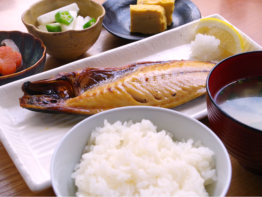 【和食プレート】焼き魚と副菜が3品ついた健康的な和朝食。