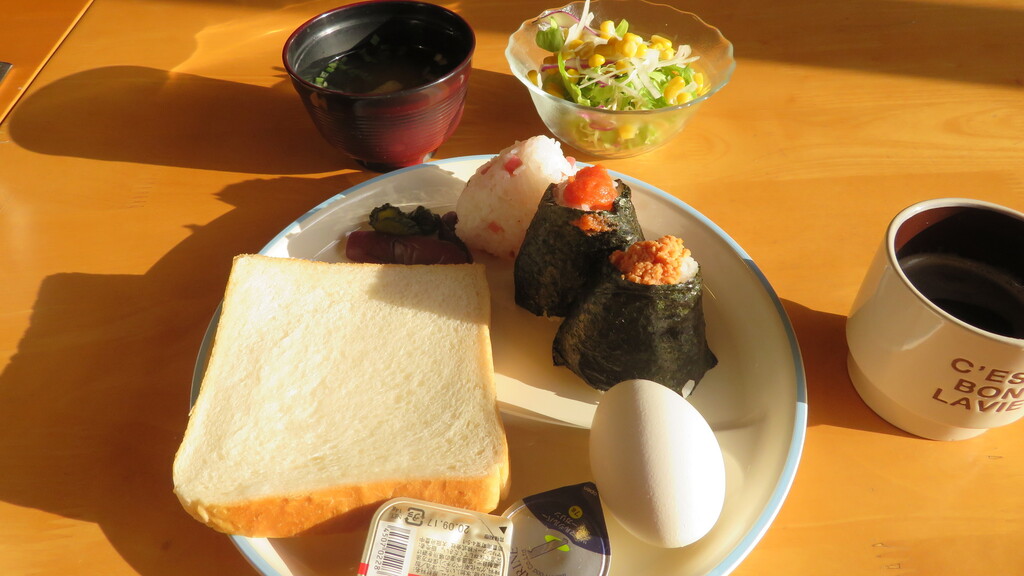【無料軽朝食】の盛り付け例おにぎり　コーヒー　味噌汁　サラダ　ゆで卵等