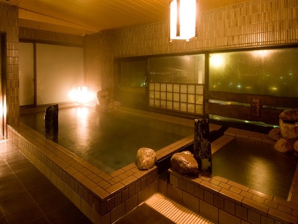 ◆男性大浴場　自家源泉の天然温泉で安らぎのひと時を。