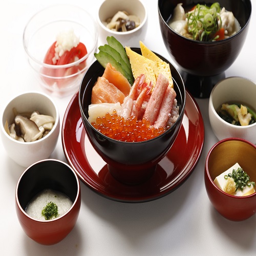 【朝食】海鮮盛丼と小鉢盛付イメージ
