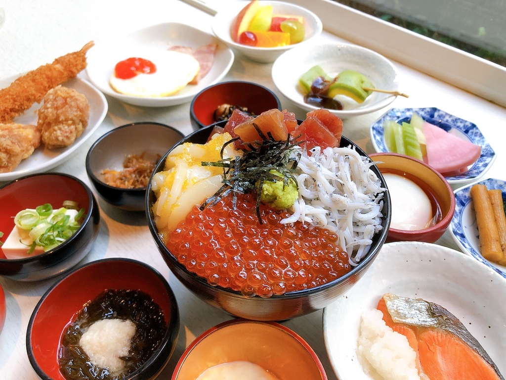 ◆朝食　海鮮丼・小鉢