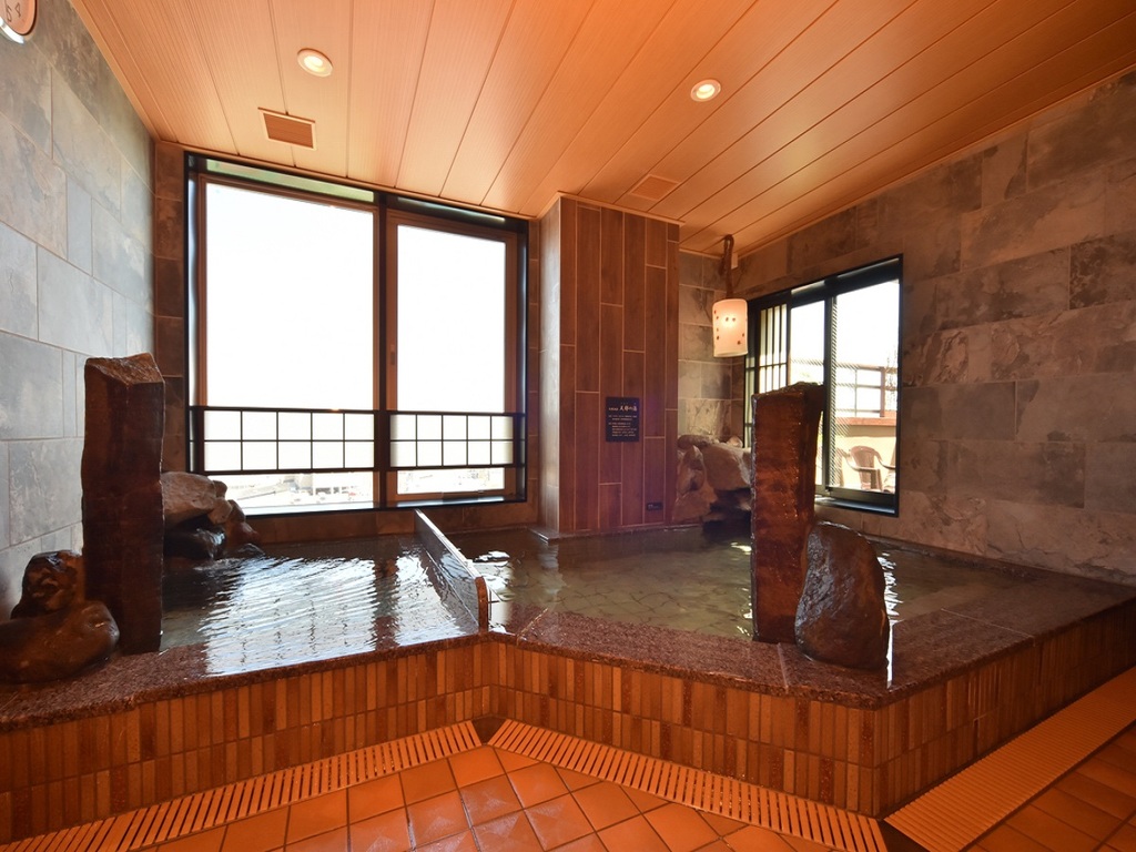 ◆男性大浴場◆　オホーツク海が一望できる地上9階展望大浴場(営業時間15：00〜翌朝10：00)