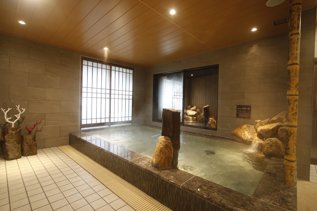◆大浴場内湯　疲れた体に天然温泉は効果抜群　水温：40〜42度