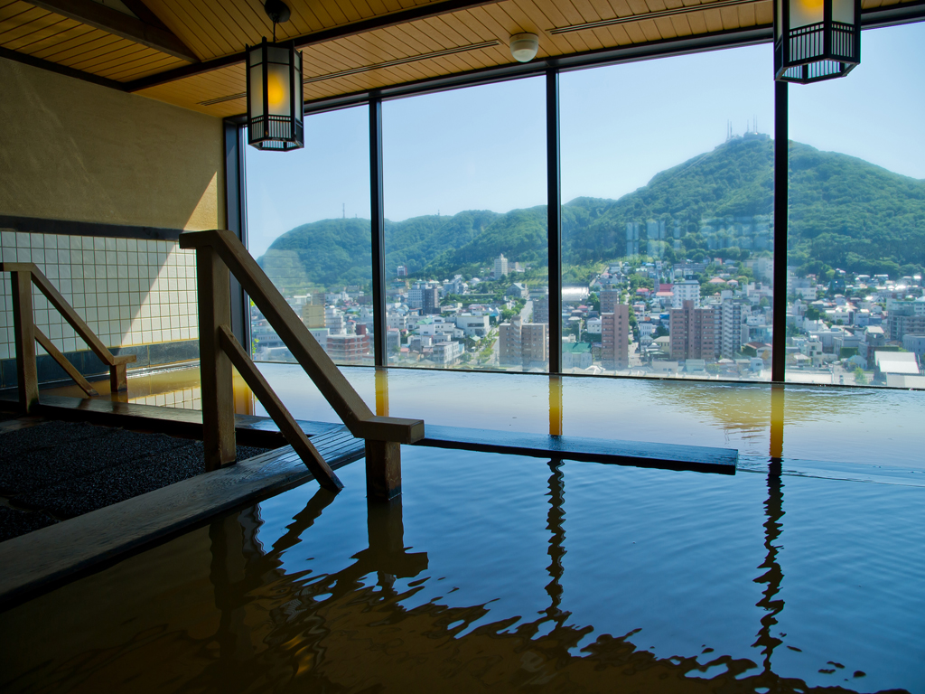 【内湯】男子浴場からは函館山側の眺望をご覧頂けます。