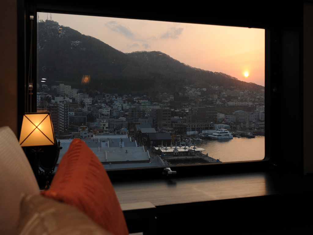 【デラックスツイン/33�u】一番人気の函館山側。視界を遮るものがないこの眺望は当館だけのお愉しみ。