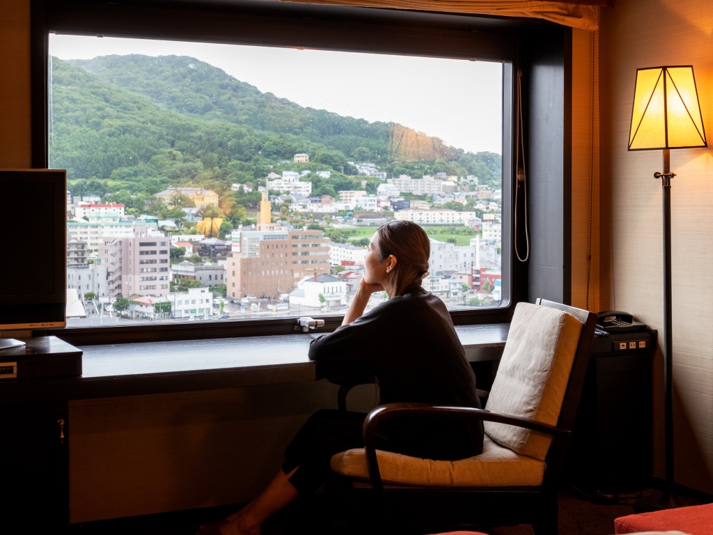 【スタンダードツイン/24�u】目の前に函館山、眼下には函館ベイエリアを一望出来る眺望。※写真は函館山側。