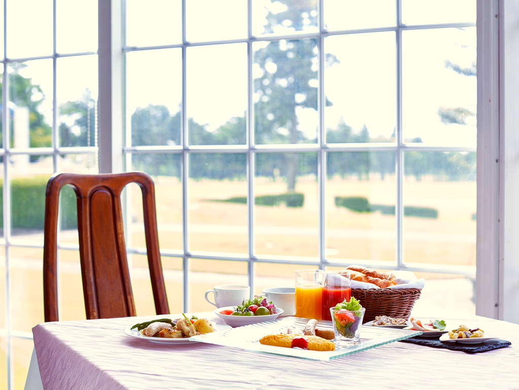 【レストラン】朝食イメージ 新鮮な季節の野菜と目の前で調理してくれる卵料理が人気の洋食バイキング