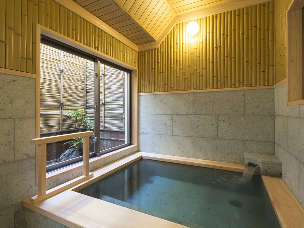 【貸切風呂】竹風呂：当館には珍しい和風の造りです