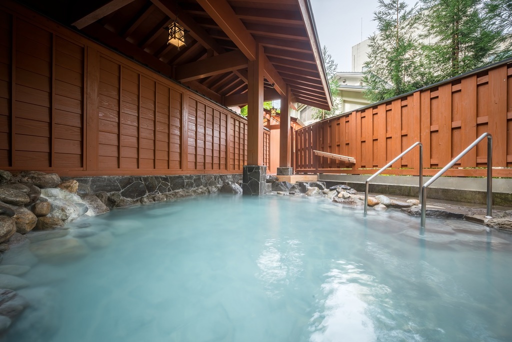 【大浴場】「鳳山の湯」の露天風呂。自然に囲まれた露天風呂は四季折々を存分に感じる事が出来ます。