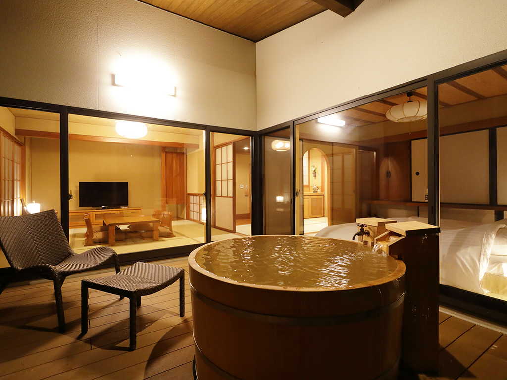 【天の坐】天然温泉露天＆檜内風呂。４室は文化財的価値のある建物を再生し、源泉かけ流しのお風呂を備えた贅沢な客室。