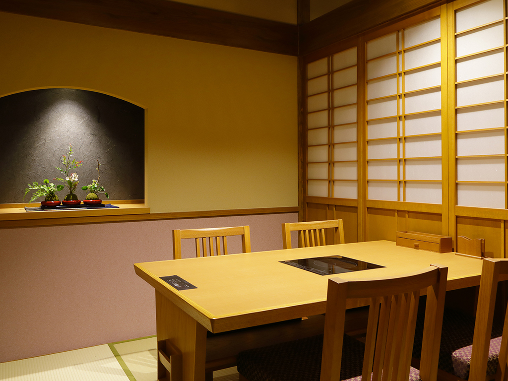 【食事処】「仙楽」…個室の一例。個室席・ブース席・カウンター席とプライベート感のあるお席をご用意。