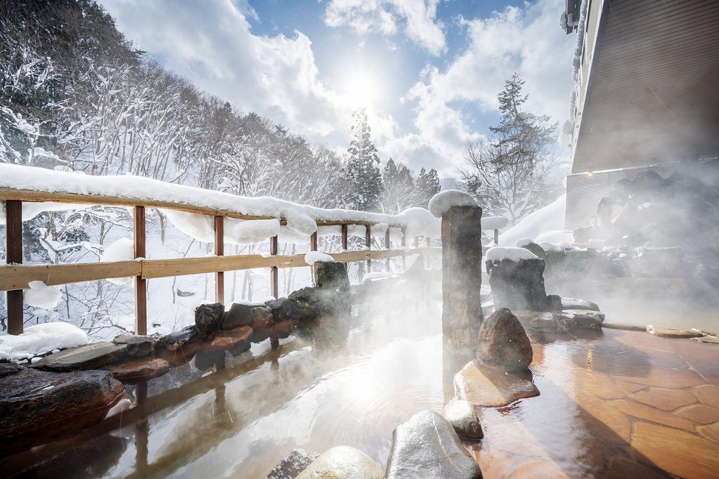 大浴場露天風呂（冬季）「山月の湯」露天…視界を遮るもののない野趣溢れる露天からは四季折々の絶景が愉しめます。